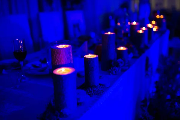 Свадебный стол с горящими свечами на столе — стоковое фото