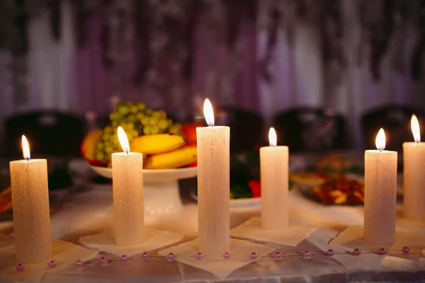 Düğün masası ayarı, masanın üzerinde mumlar — Stok fotoğraf