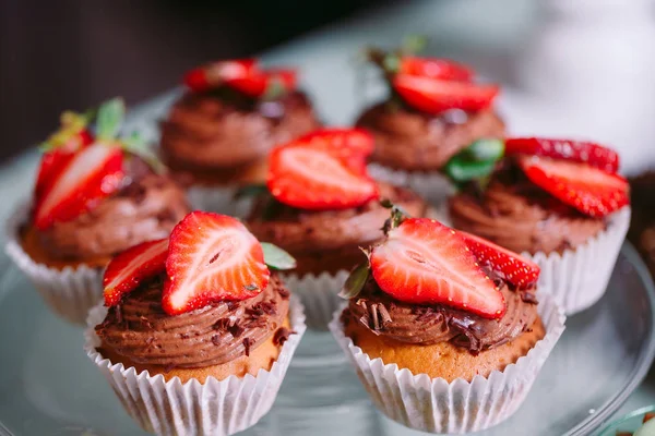 Çilek ve çikolata krema ile ev yapımı cupcakes.