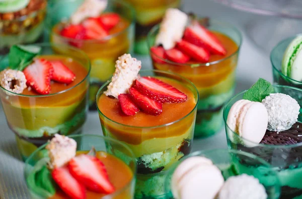 Taze meyve ve krema ile plastik bardak Trifles.