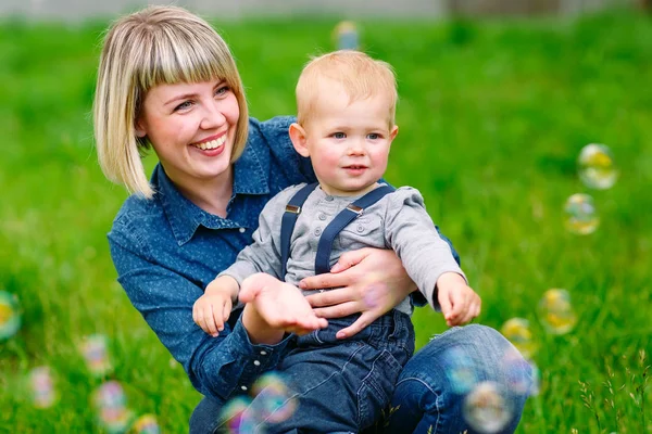 Mom and son are playing with soap bubbles — Stock Photo, Image