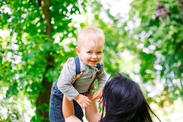 Mom and son walking in the summer park. — Stock Photo, Image
