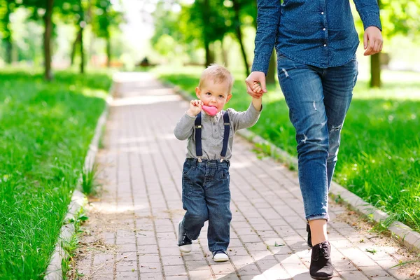 Maman et son fils marchant dans le parc d'été . — Photo