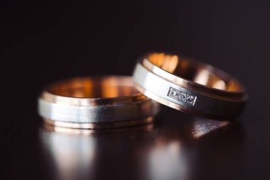 Aşk ve sadakat sembolü olarak Alyanslar