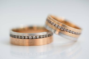 Aşk ve sadakat sembolü olarak Alyanslar