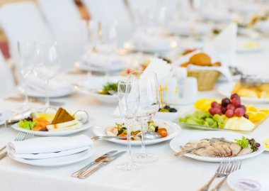 güzel beyaz bir masa örtüsü üzerinde bir restoranda masa servis