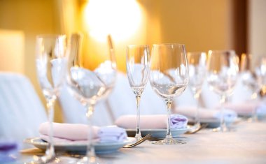 güzel beyaz bir masa örtüsü üzerinde bir restoranda masa servis