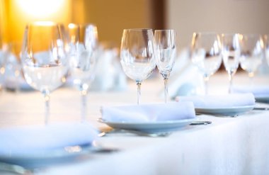 güzel beyaz bir masa örtüsü üzerinde bir restoranda masa servis