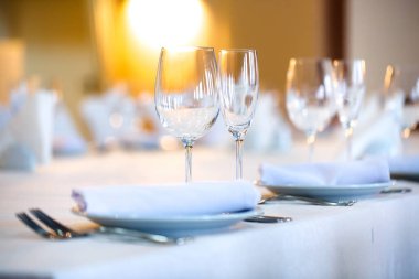güzel beyaz bir masa örtüsü üzerinde bir restoranda masa servis