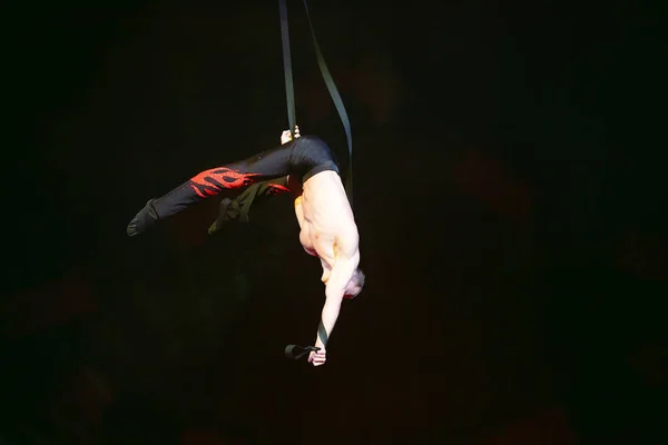 Acrobat performs a difficult trick in the circus. — Stock Photo, Image