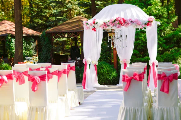 Cerimônia de casamento ao ar livre na floresta de verão — Fotografia de Stock