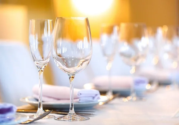 Красиво сервированный стол в ресторане на белой скатерти — стоковое фото