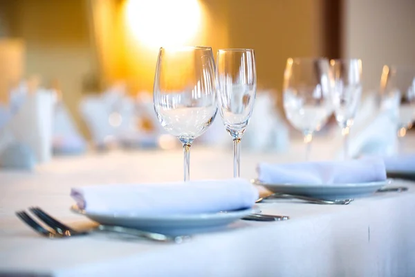 Mesa muy bien servida en un restaurante sobre un mantel blanco — Foto de Stock