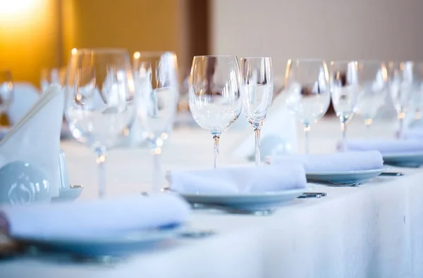 Mesa maravilhosamente servida em um restaurante em uma toalha de mesa branca — Fotografia de Stock
