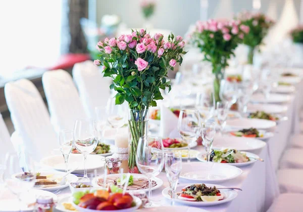 Tavolo splendidamente servito in un ristorante su una tovaglia bianca — Foto Stock