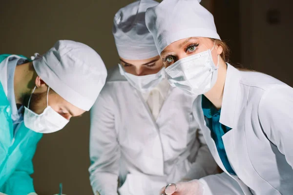 O cirurgião e seus assistentes fazem uma operação . — Fotografia de Stock