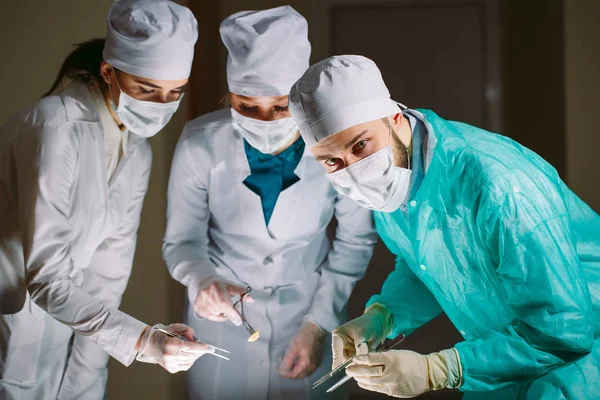 Le chirurgien et ses assistants font une opération. . — Photo