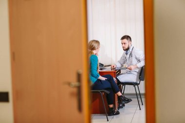 Bir hasta doktor Resepsiyon.