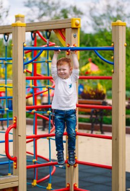 açık havada parkta oynarken küçük çocuk.