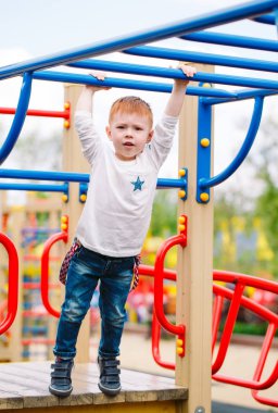açık havada parkta oynarken küçük çocuk.