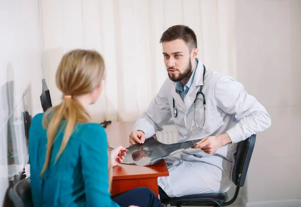 Um paciente no médico na recepção . — Fotografia de Stock