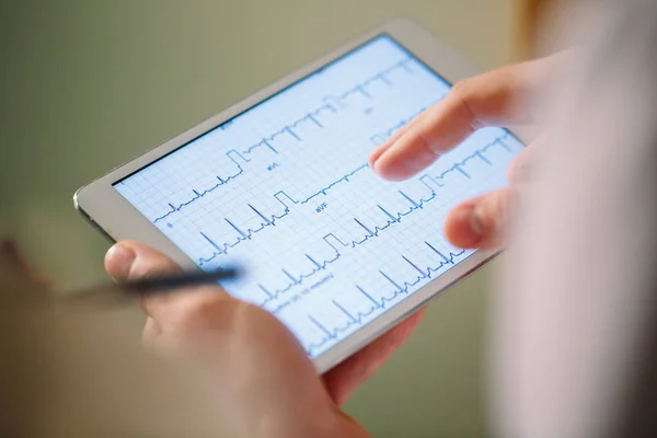 Läkare diskuterar patienter kardiogram på tabletten — Stockfoto