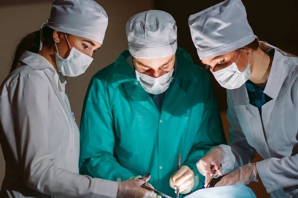 Der Chirurg und seine Assistenten führen eine Operation durch. — Stockfoto