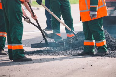Şehir yolunda yeni asfalt döşenmesi.