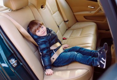 Bej iç siyah arabada bebek çocuk.