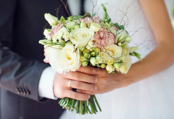 Gelin ve Damat elinde düğün buketi tutan. — Stok fotoğraf