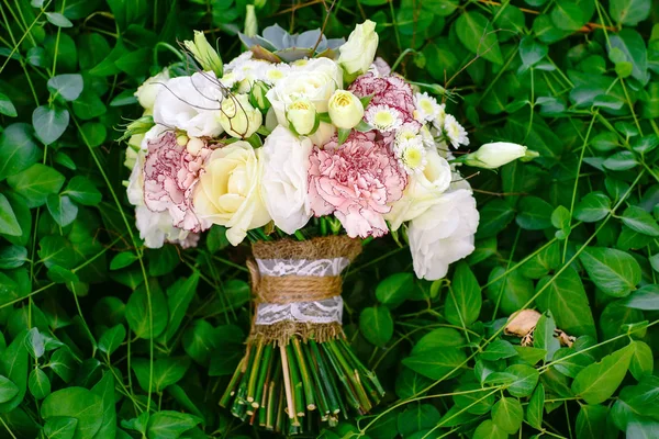 Bridal bouquet. Beautiful wedding bouquet of flowers. — Stock Photo, Image