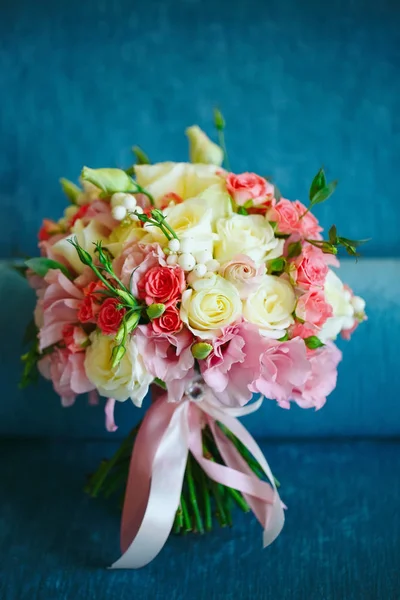 Bruids boeket. Mooie bruiloft boeket van bloemen. — Stockfoto