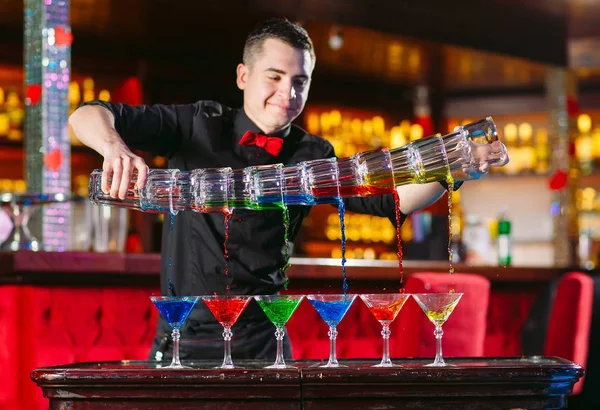 Barmen gösterisi. Barmen bir restoranda alkollü kokteyller döker. — Stok fotoğraf