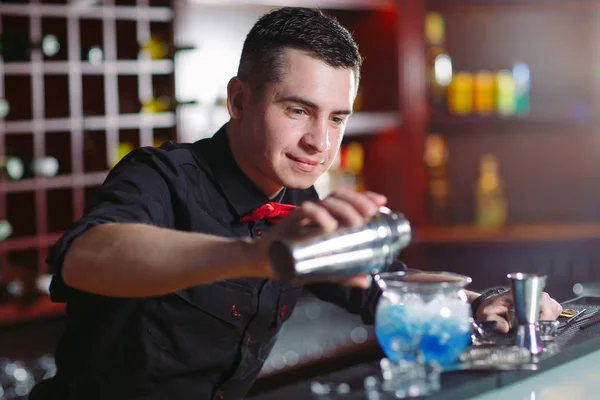 Bartendern hälla färska cocktail i tjusiga glas. — Stockfoto