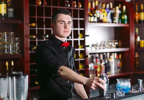 Ritratto di un simpatico barista in un ristorante vicino al bar . — Foto Stock