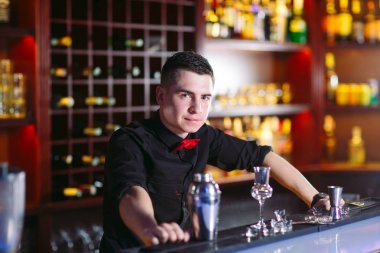 Barın yakınındaki bir restoranda sevimli bir barmen portresi.