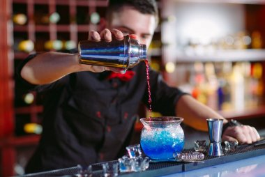 Taze kokteyl süslü cam dökme barmen.