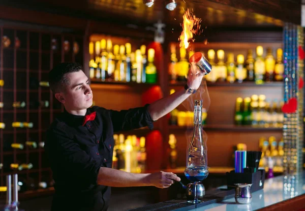 BarTender gör en varm cocktail på restaurang i baren. — Stockfoto