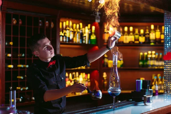 Barmana dělá teplý koktejl v restauraci v baru. — Stock fotografie