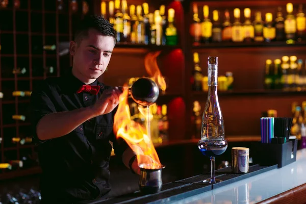 BarTender gör en varm cocktail på restaurang i baren. — Stockfoto