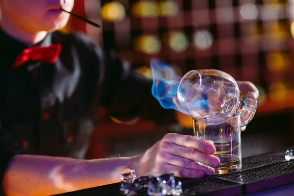 BarTender gör en varm cocktail på restaurang i baren. — Stockfoto