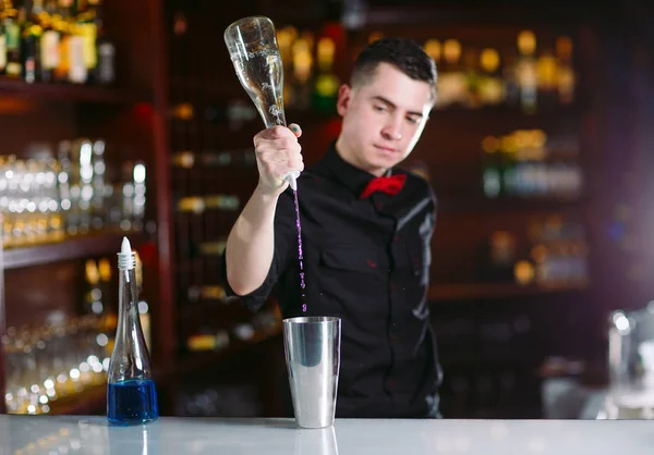 Bartendern hälla färska cocktail i tjusiga glas — Stockfoto