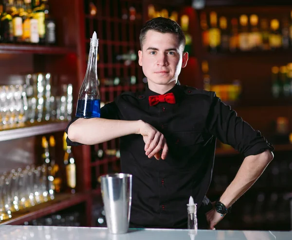 Portrét roztomilou barmana v restauraci nedaleko baru. — Stock fotografie