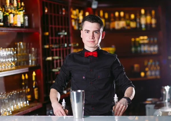 Retrato de um barman bonito em um restaurante perto do bar . — Fotografia de Stock