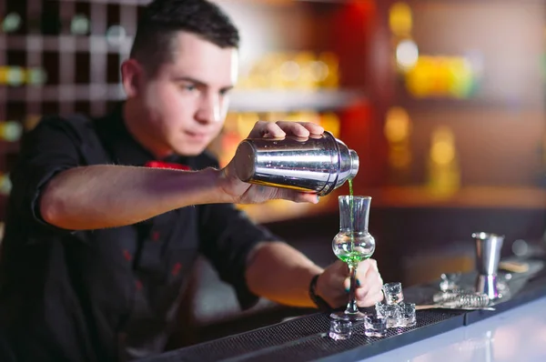 Barista versando cocktail fresco in vetro fantasia — Foto Stock