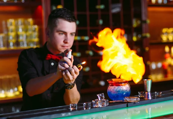 Il barista prepara cocktail caldi in un ristorante del bar . — Foto Stock