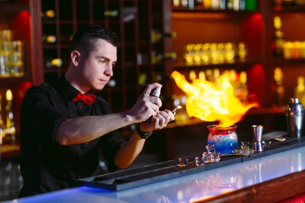 BarTender gör en varm cocktail på restaurang i baren. — Stockfoto