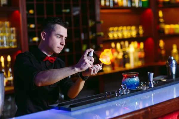 Il barista prepara cocktail caldi in un ristorante del bar . — Foto Stock