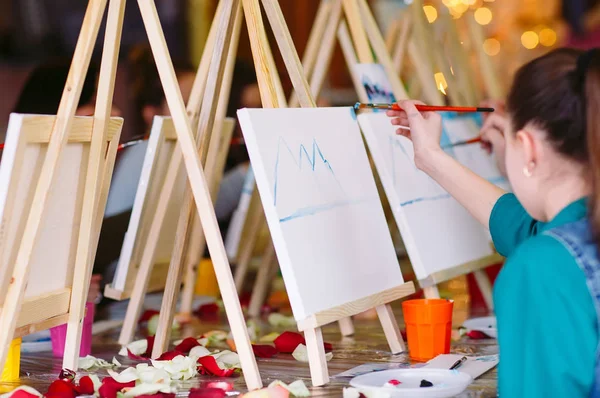 Enfants peinture tableau à l'école d'art . — Photo