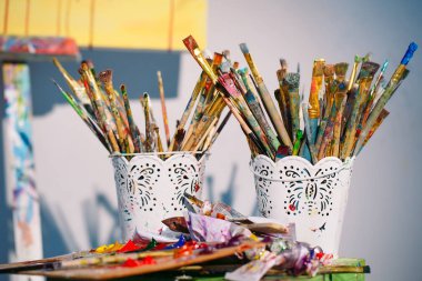 Resim Studio. Bir kova çok kirli fırçalar.